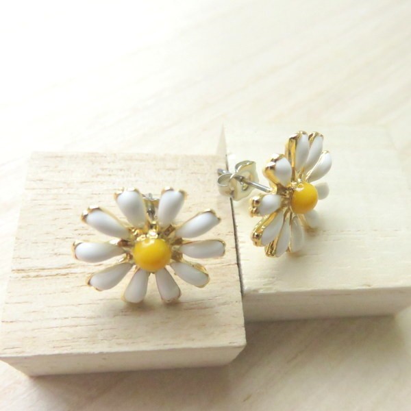 マーガレットピアス　片耳　花芯黄&花びら白 ピアス マーガレット フラワー シンプル 花 繊細で華奢 清潔感