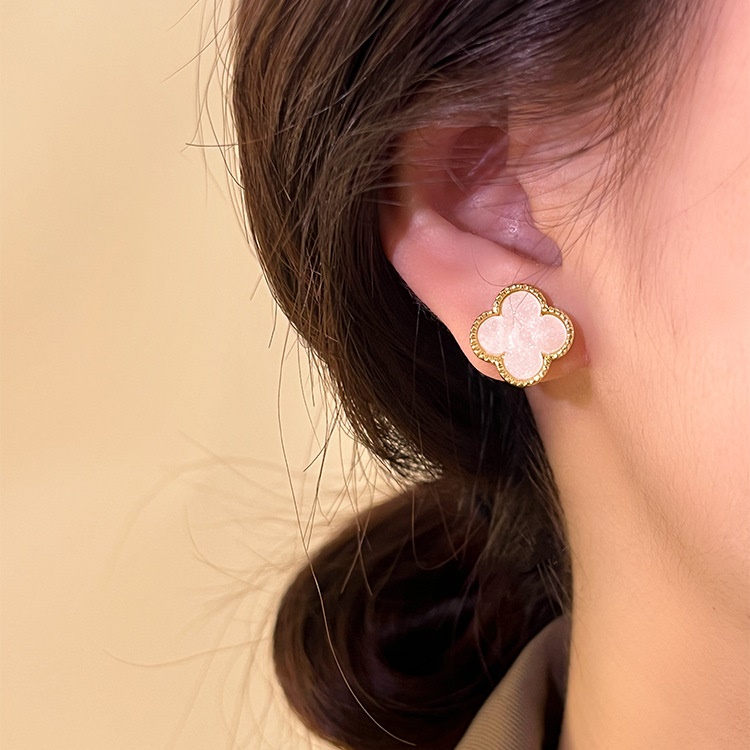 ピアス イヤリング クローバー 黒 白 緑 赤 フラワー お花 清楚 上品