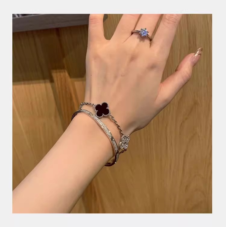 ブレスレット 四葉クローバー フラワー お花 パヴェ 黒瑪瑙