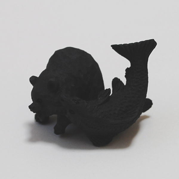 竹炭を利用して作られた エコ炭の置物 鮭にくわえられた熊 ミニ 鮭熊