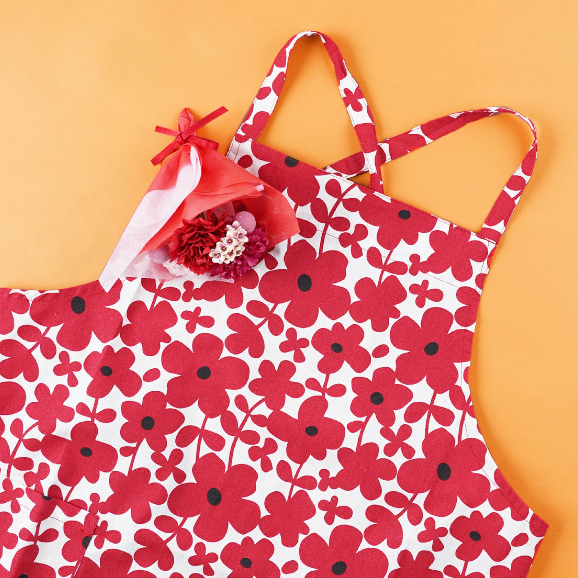 ＊専用＊ブライスアウトフィット☆兵隊さん風ワンピースセット☆赤☆花柄セット 花柄エプロン＆ミニブーケセット｜横浜花まりか フラワーギフト店