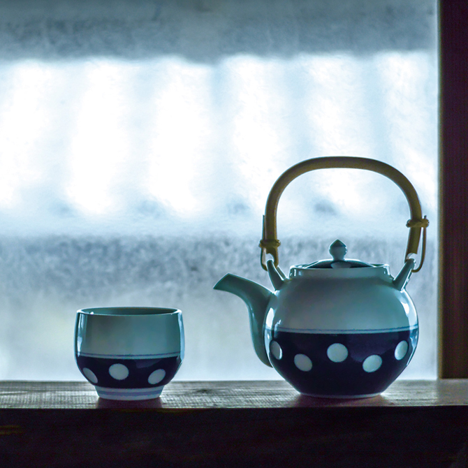 有田焼（日本）青緑と赤の装飾の茶碗蒸し椀。 5客揃い木箱入り 有田焼（日本）青緑と赤の装飾の茶碗蒸し椀。 5客揃い木箱入り