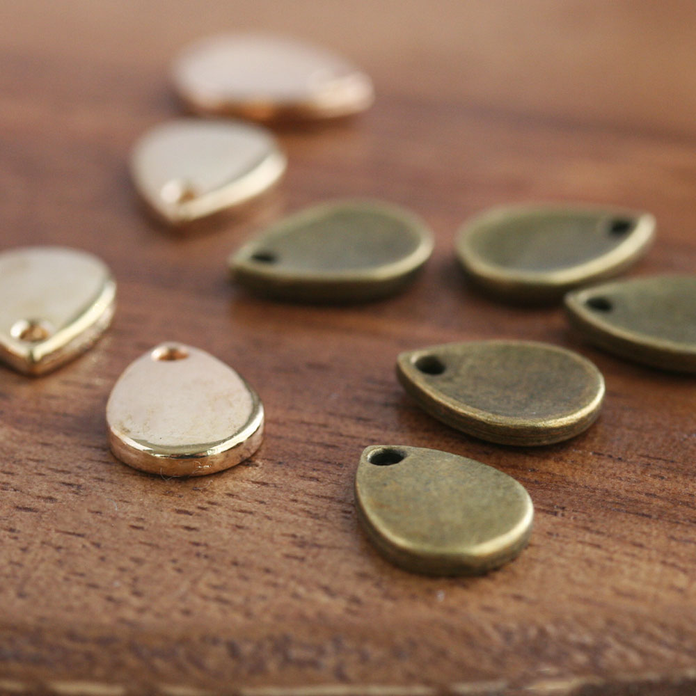 メタルしずくチャーム ゴールド 金古美 アンティークシルバー 20個 雫