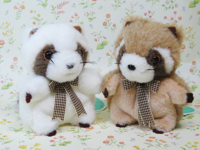 大きなホワイトクマ、レッサーパンダのぬいぐるみです。尻尾が