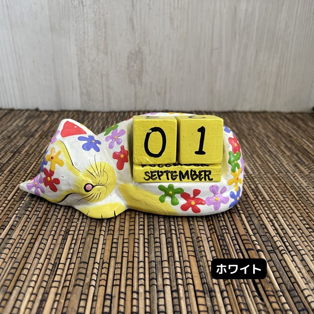【ジモティー割引で最大15％OFF⭐️】 右開き 猫脚 バリ 雑貨　家具　ガラス扉 3段飾り棚 ネコ 花柄 サイコロカレンダー 3色 白 ホワイト 黄色 イエロー ピンク
