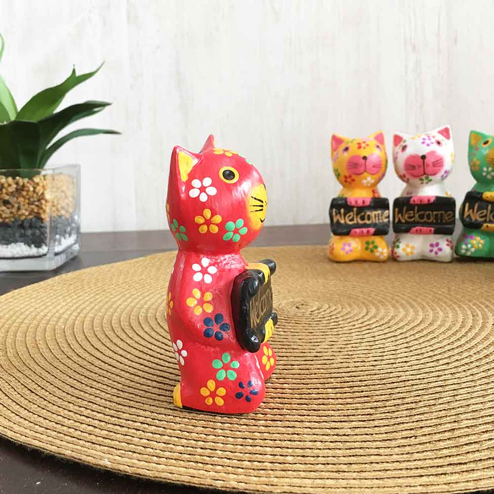 ウェルカムボードを持った可愛いバリネコ カラフル 5色 花柄 猫の