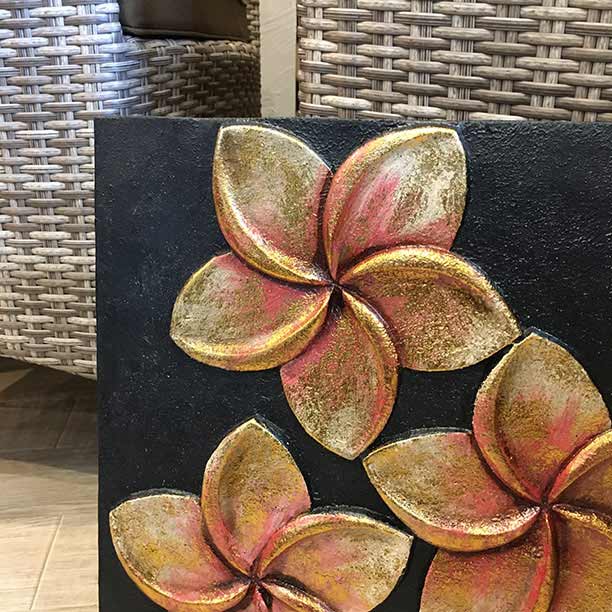 アート感溢れるデザインが素敵な 木製 壁掛け レリーフ 花3連 A