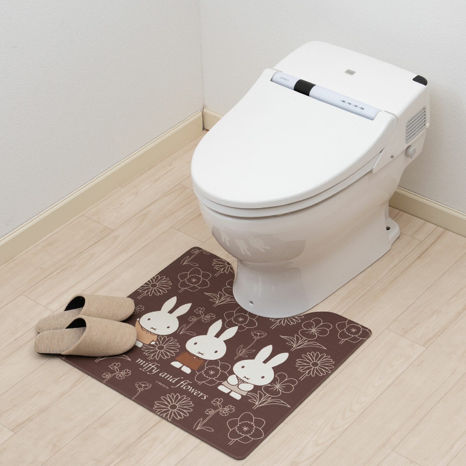 ミッフィー トイレマット 拭ける PVC 約55×60cm 抗菌 防臭 防カビ 水洗い ブラウン おしゃれ かわいい miffy プレゼント 新築祝い  キャラクター グッズ : senko-72090 : E-one イーワン暮らし館 - 通販 - Yahoo!ショッピング