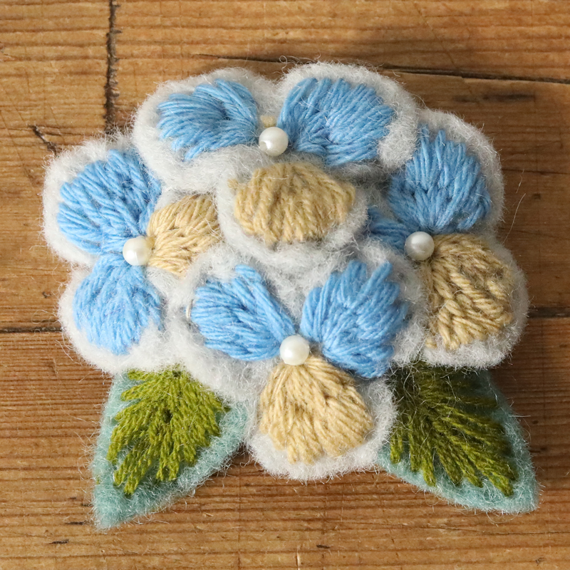 羊毛フェルトブローチ★ハンドメイド★刺繍★ビーズ★ 涼しげな紫陽花 ビーズ刺繍のブローチ☆紫陽花 | iichi 日々の暮らしを心地よく
