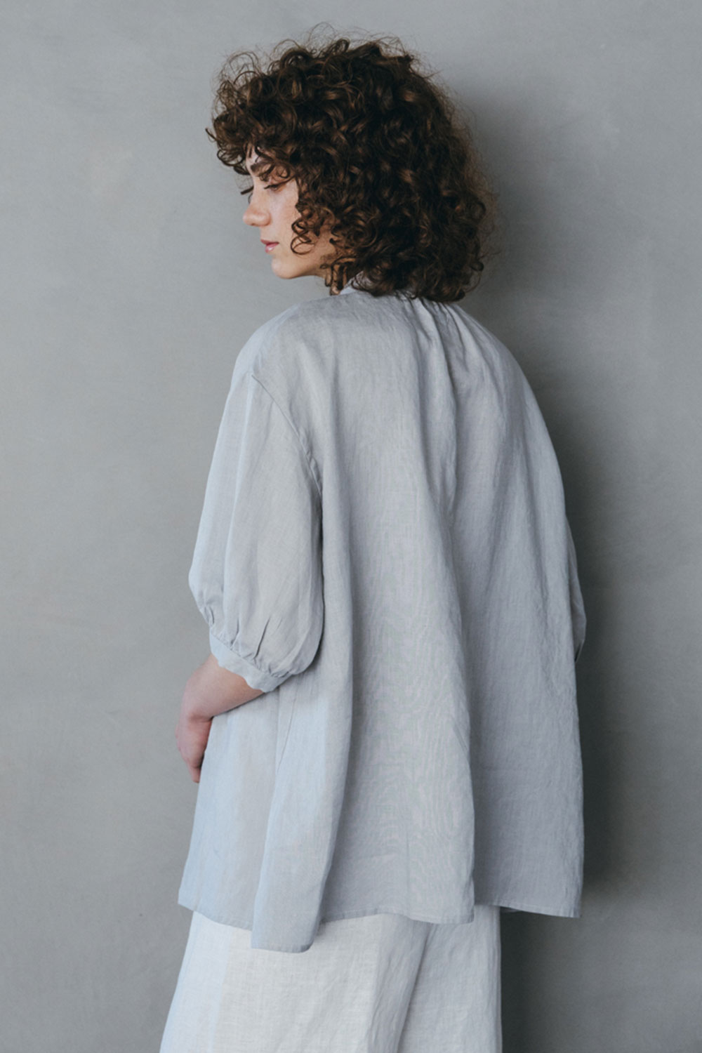 fog linen work 襟 タック リネン 半袖 ブラウス グレー fog linen work フォグリネンワーク カイノ トップ ピジョン