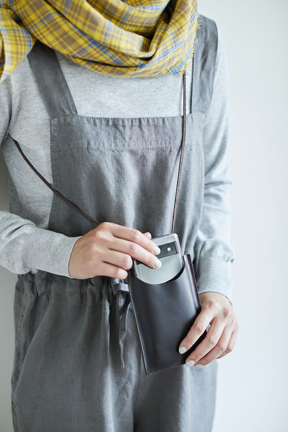 ハンドメイドリネン服　とスマホショルダーバック2点 fog linen work（フォグリネンワーク） レザーケイタイホルダー スマホ