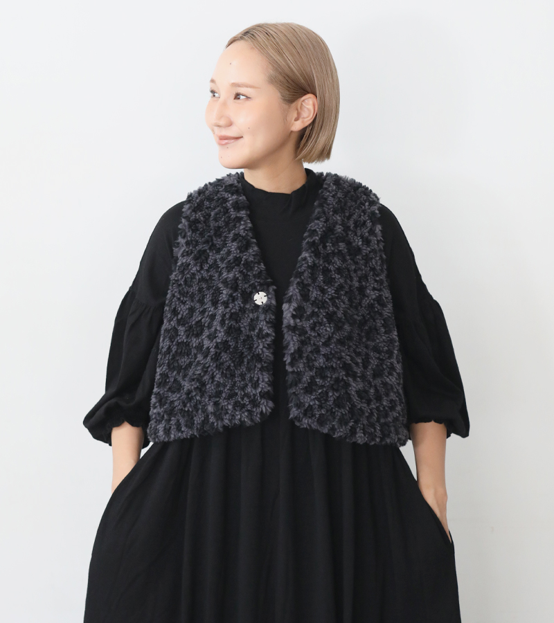 ラッセルノ　ベスト　4 黒　ブラック　レオパード　牛革　ダウン　フェザー　豹柄 ラッセルノ ベスト 4 黒 ブラック レオパード 牛革 ダウン フェザー 豹