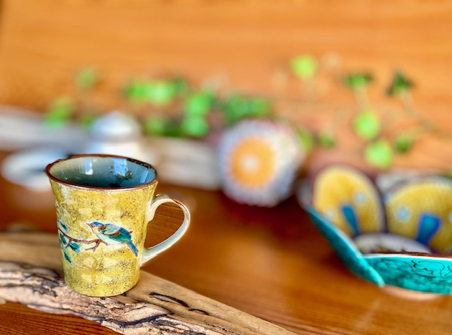 九谷焼 高級 陶磁器 マグカップ 青粒+金花詰 傑作 裏絵(Kutani mug