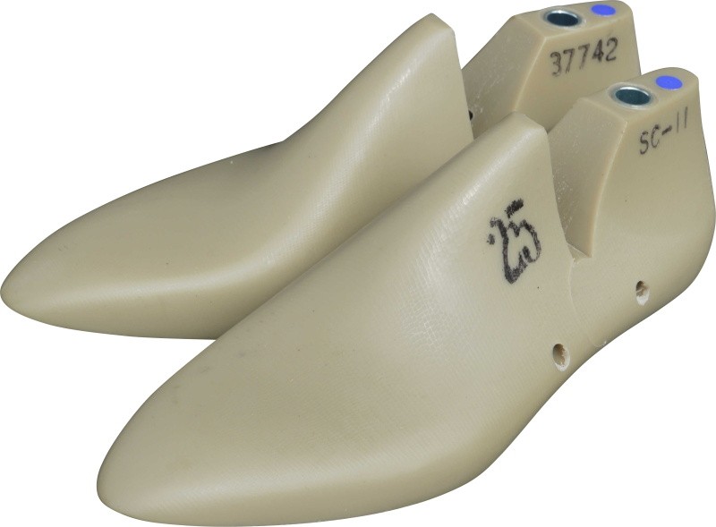 SC-11・新品の靴木型・ラスト・メンズ用ロングノースラストで底面に鉄板がないハンドソーンウェルテッド製法に適した靴木型