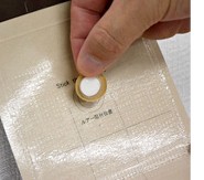 誘引剤を貼り付ける