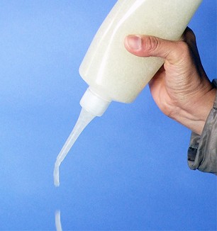 ボトルを握って忌避剤を注入