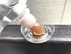 カップにジェルを入れる