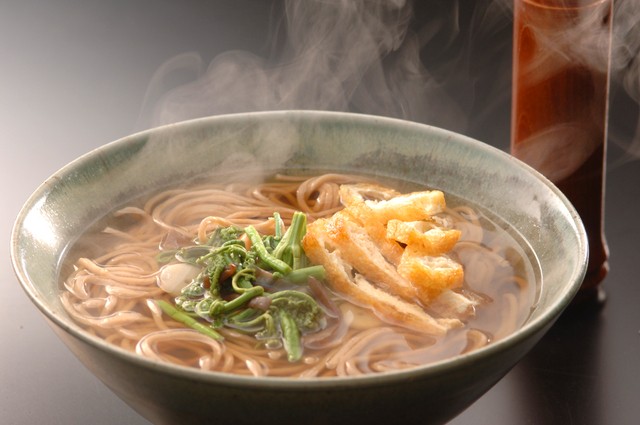 おそばにもめかぶを入れて