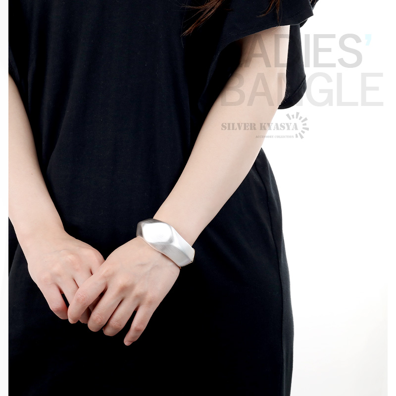 【日常の装いに華やかさをプラス】CHANEL 太めバングル I131824089-3_cf3fee89-ba63-