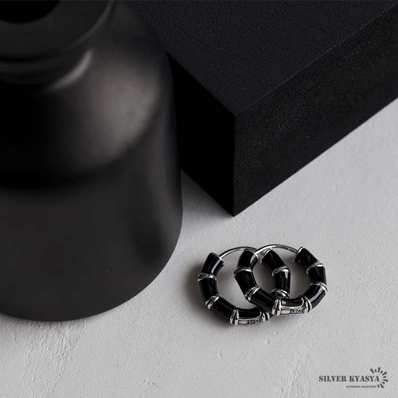複数買いで最大30％OFFクーポン／ブラック フープピアス 黒 シルバー