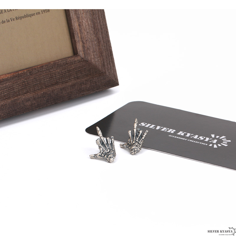 天使と悪魔の囁きピアス　silver925 レッドデビル　サタン　バイカー ずっと気になってた 天使と悪魔の囁きピアス サタン レッド
