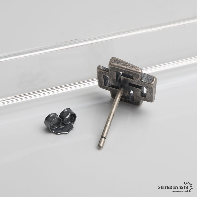 複数買いで最大300円OFFクーポン／シルバー925 卍ピアス 幾何学ピアス