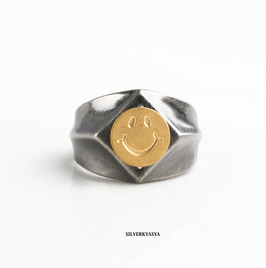 ステンレス素材 燻仕上げ ニコちゃんリング シルバー 色 ステンレス