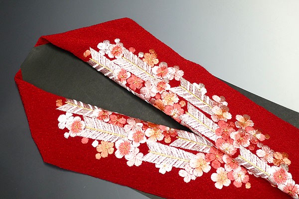 振袖襦袢用 刺繍半襟 mo2318-1 赤地/桜・矢絣柄 : きもの京和楽 - 通販