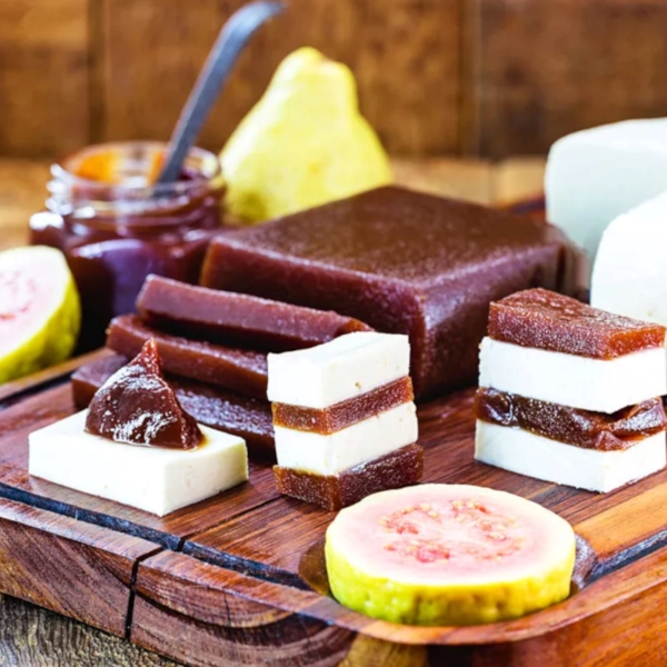 フレスカル（フレッシュ）、メイア・クーラ（少し熟成）、クラード（熟成）などのチーズと抜群