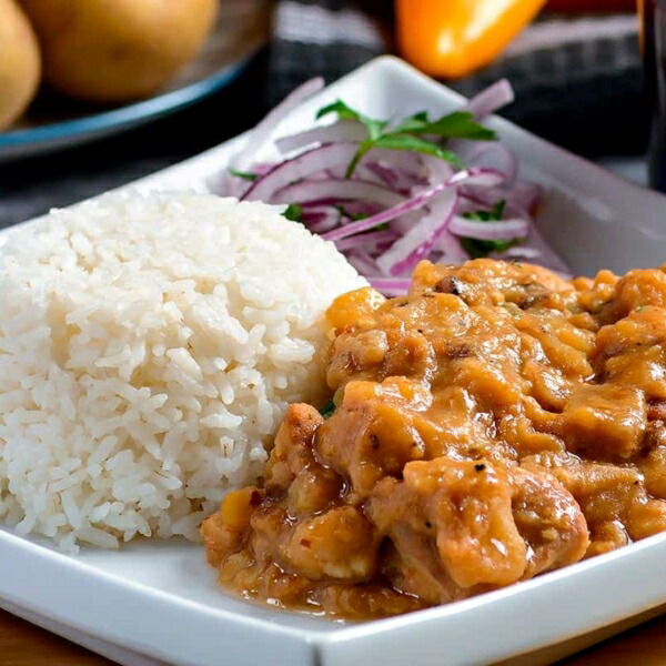 カラプルクラは、ペルー料理の1つで、豚肉と乾燥ジャガイモをラッカセイ、パンカペッパー、ワヒーヨ、ニンニクと、クローブ等のスパイスを加えて煮込んだシチューです