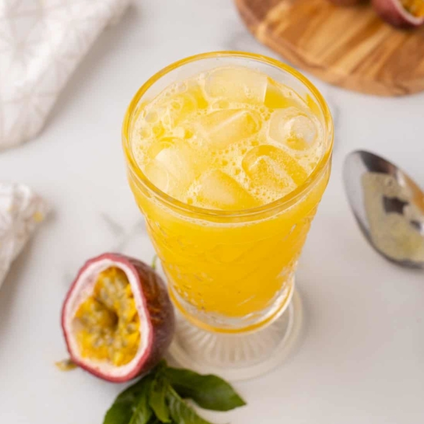 太陽をたくさん浴びて育ったパッションフルーツの果汁入り飲料です