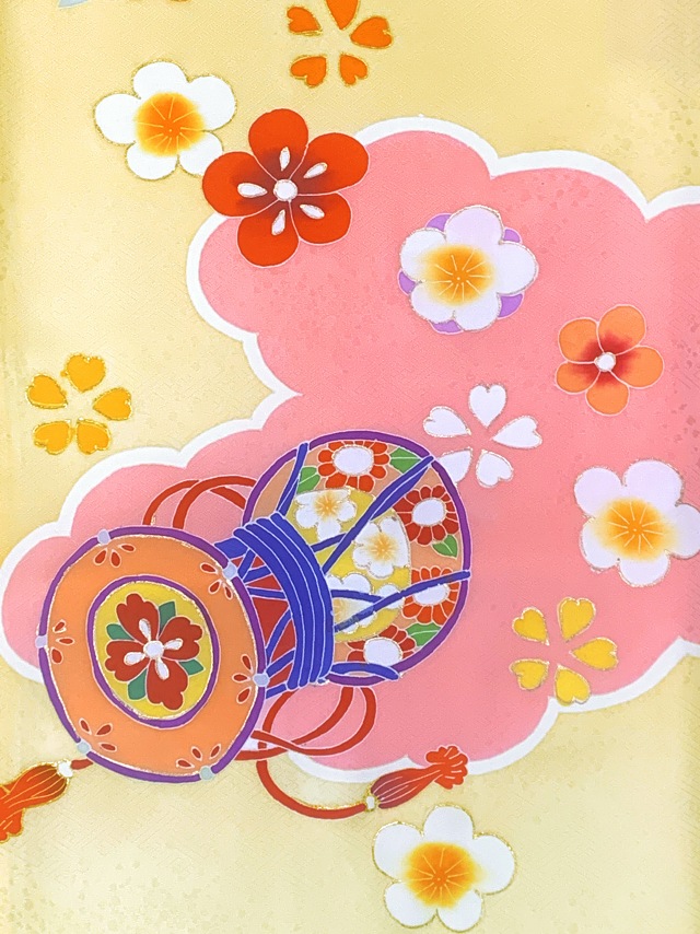 七五三 着物 7歳 絵羽柄 金駒刺繍 四つ身の子供着物 正絹「淡黄色、鼓