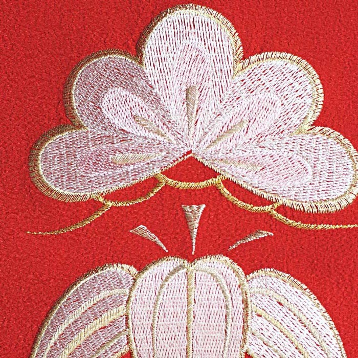 未使用美品 刺繍半衿付き上質正絹袷長襦袢 鶴松竹梅 上品淡い象牙色 御所車 几帳 未使用美品美しい刺繍半衿付き 上質正絹長襦袢 袷 鶴松竹梅 象牙