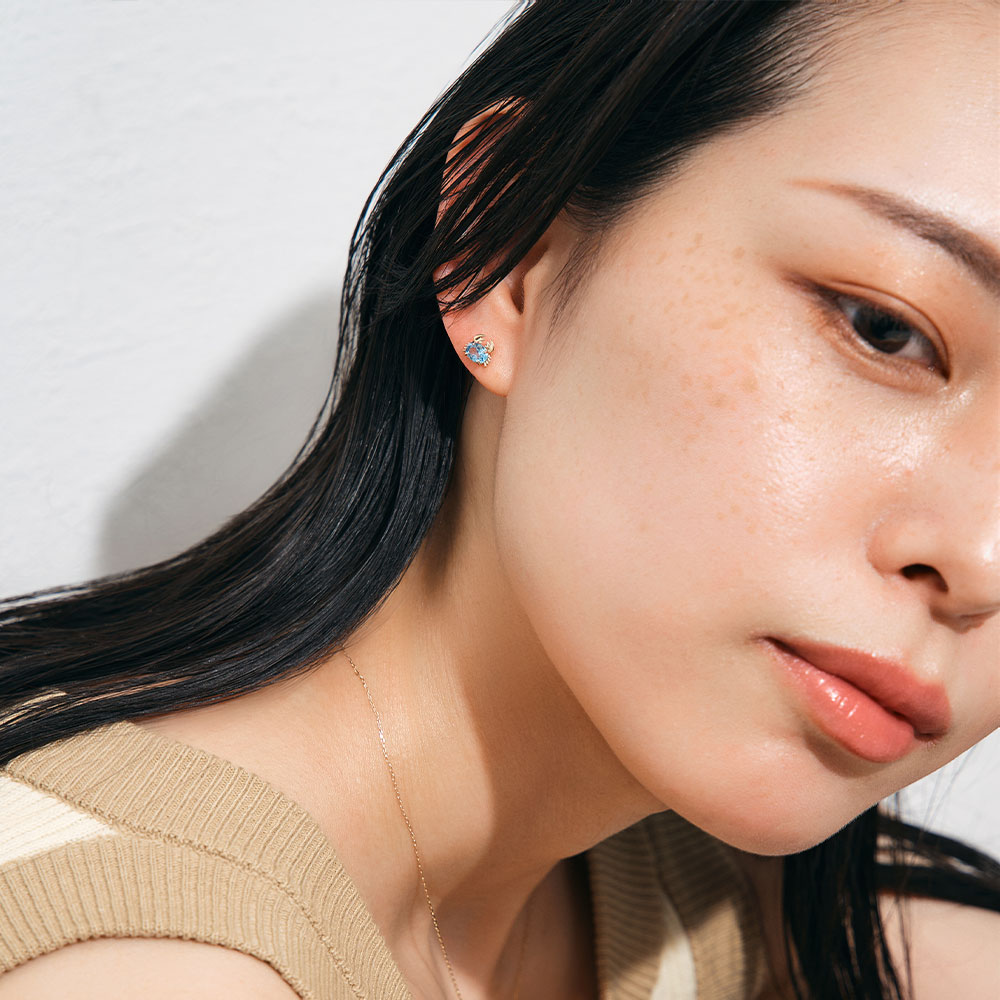ピアス K10 カニ トパーズ カラーストーン 青 ブルー 蟹 かに シンプル かわいい 甲殻類 かに座 L&Co.（エルアンドコー）の画像