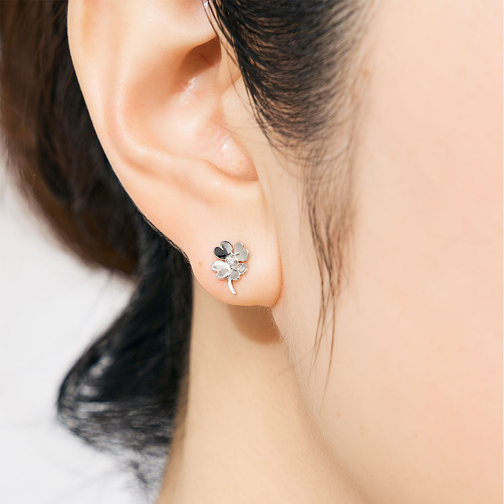 ピアス K10 ホワイトゴールド ダイヤモンド 計0.02ct クローバー 四つ葉 四葉 シンプル 可愛い プレゼント 自分用 L&Co.（エルアンドコー）の画像