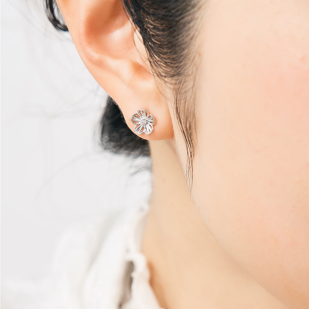ピアス K10 ホワイトゴールド ダイヤモンド 計0.02ct 花 五枚花 シンプル 可愛い プレゼント 自分用 L&Co.（エルアンドコー）の画像