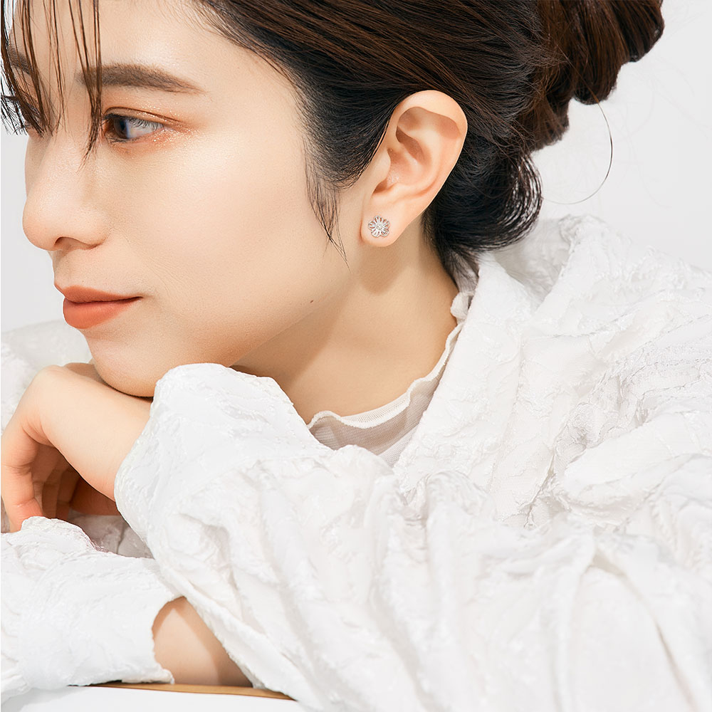 ピアス K10 ホワイトゴールド ダイヤモンド 計0.02ct 花 五枚花 シンプル 可愛い プレゼント 自分用 L&Co.（エルアンドコー）の画像