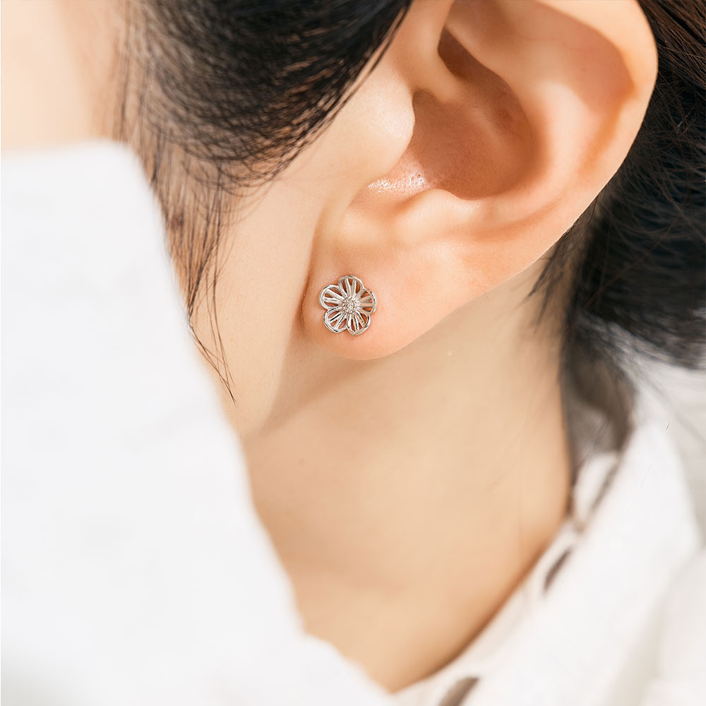 ピアス K10 ホワイトゴールド ダイヤモンド 計0.02ct 花 五枚花 シンプル 可愛い プレゼント 自分用 L&Co.（エルアンドコー）の画像