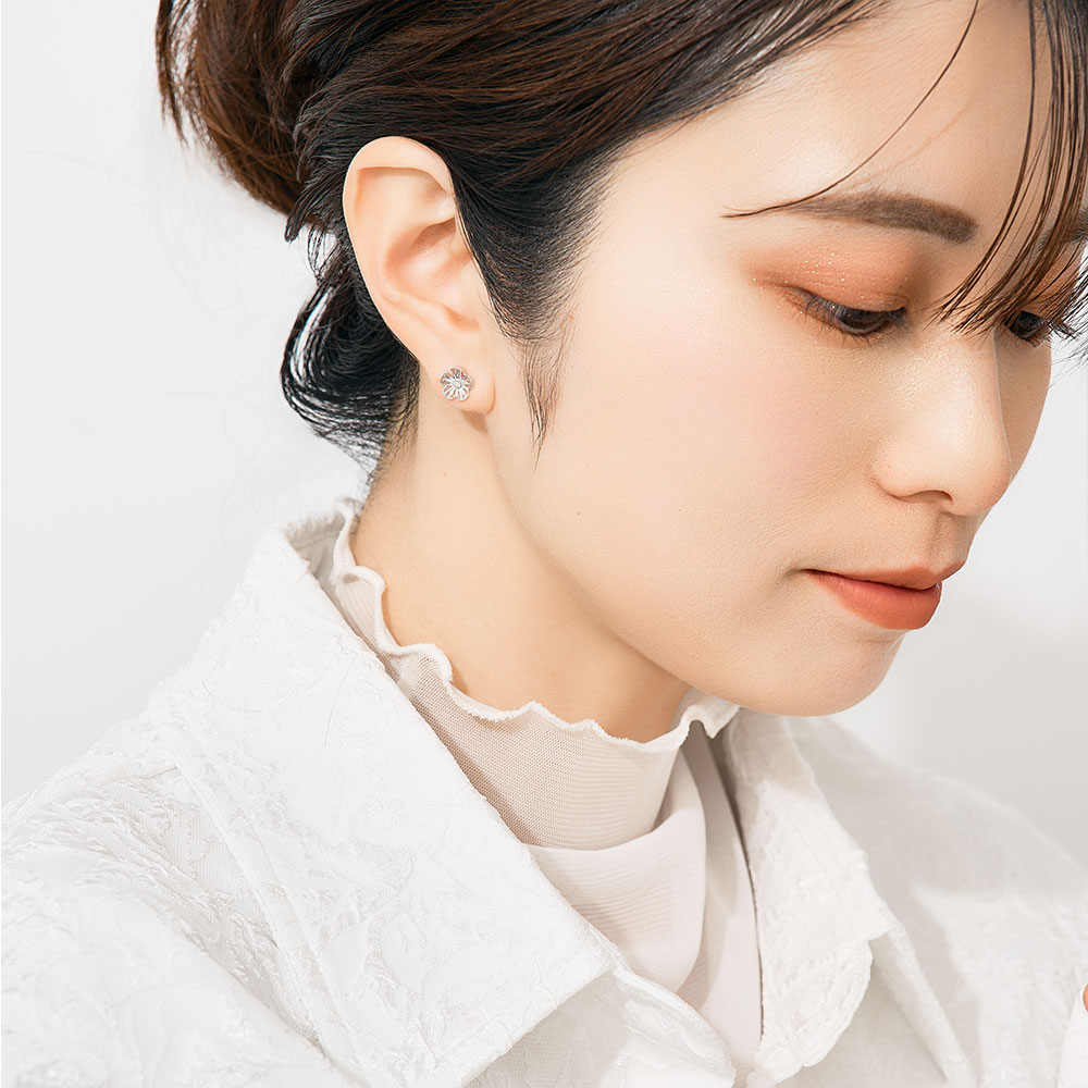 ピアス K10 ホワイトゴールド ダイヤモンド 計0.02ct 花 五枚花 シンプル 可愛い プレゼント 自分用 L&Co.（エルアンドコー）の画像