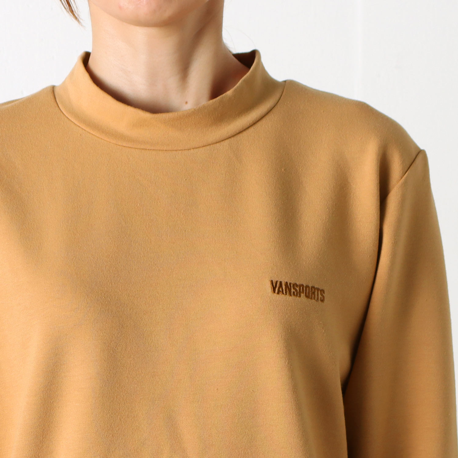Lieve Van Gorp レザーカットソー　Tシャツ ミニハイネックストレッチ長袖Tシャツ ロゴ刺繍入り VANSPORTS（バン