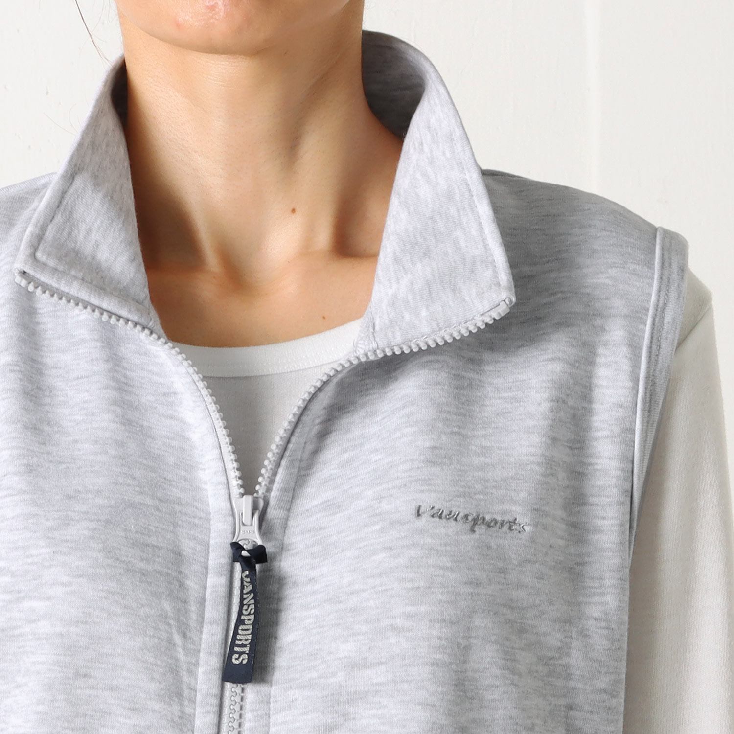 VANSPORTS（バンスポーツ） Zipアップハイネックベスト ロゴ刺繍入り