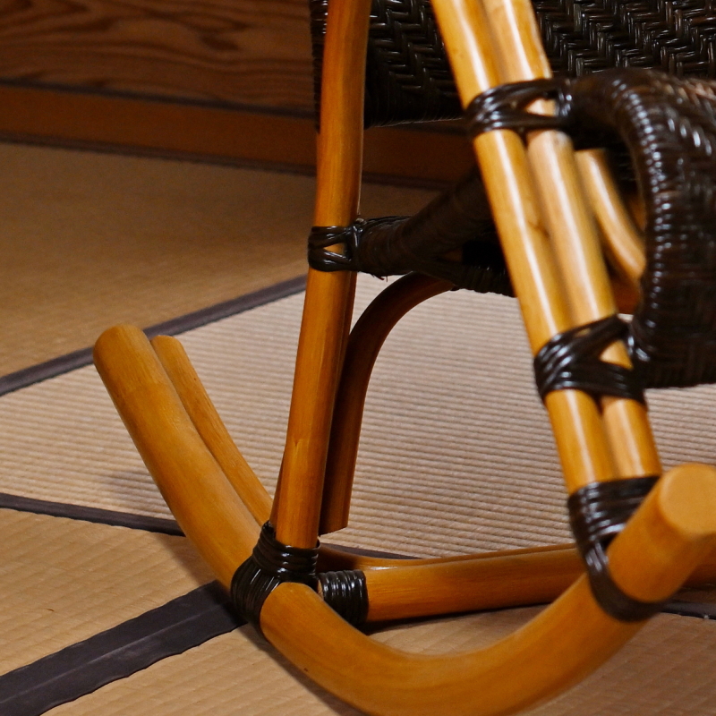 熟練のラタン家具職人により、手間隙をかけてひとつひとつしっかりと編まれています