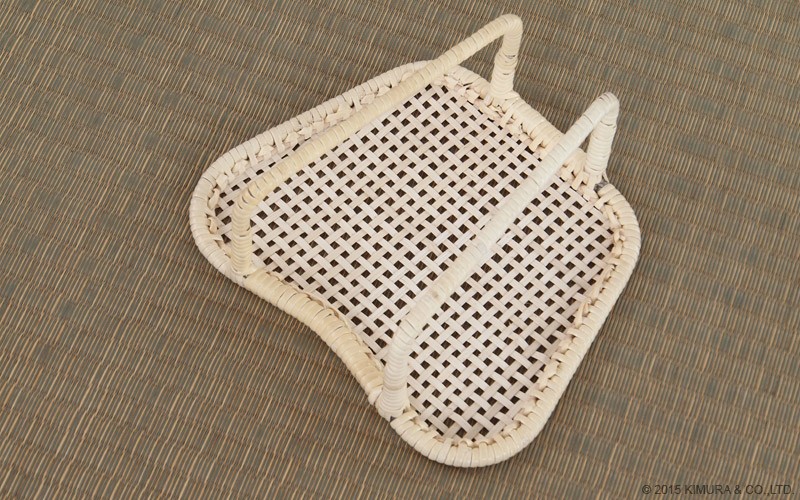 こだわりのハンドメイドインテリア。ピールラタンを四つ目編みで仕上げています。