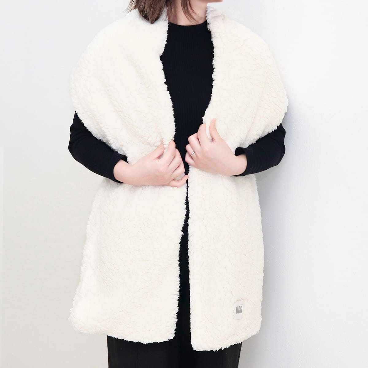 UGG マフラー アグ マフラー レディース ストール マフラー シェルパ オーバーサイズド スカーフ ボア SHERPA OVERSIZED SCARF 20052 クリスマスプレゼント 女性 彼女 通販 2025