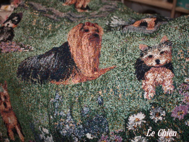 (即納できます)ゴブラン織りのタペストリー ヨークシャーテリア W127×H199cm 犬の刺繍が素敵なラグ ベッドカバー ソファーカバー 新築祝い 贈り物_1