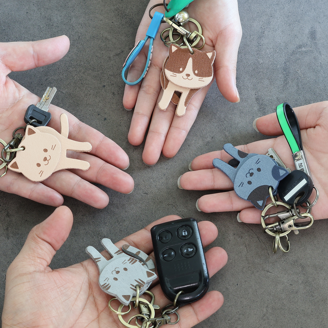 ゆらゆら揺れて可愛い猫のキーリング LF-050 キーホルダー ネーム刻印