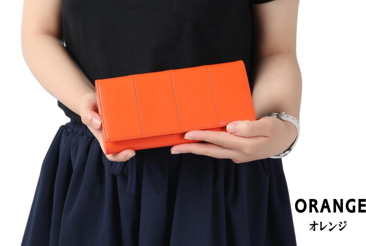 魅力的なカラーの長財布