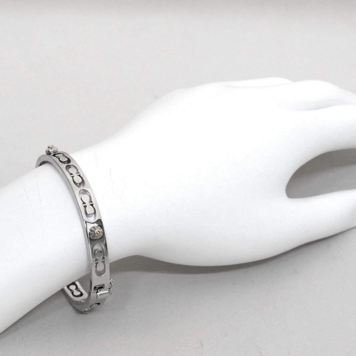 コーチ COACH 58926 Silver (SLV) デイジー リベット ピアスド キッシング C ヒンジド バングル ブレスレット