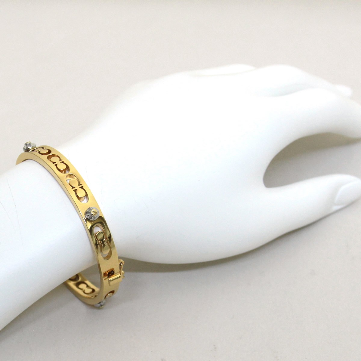 コーチ COACH 58926 Gold (GLD) デイジー リベット ピアスド キッシング C ヒンジド バングル ブレスレット