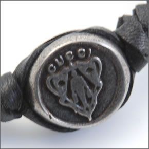 グッチ  gucciクレスト刻印チャーム 編み込みレザー ブレスレット 273122-J8980-8163
